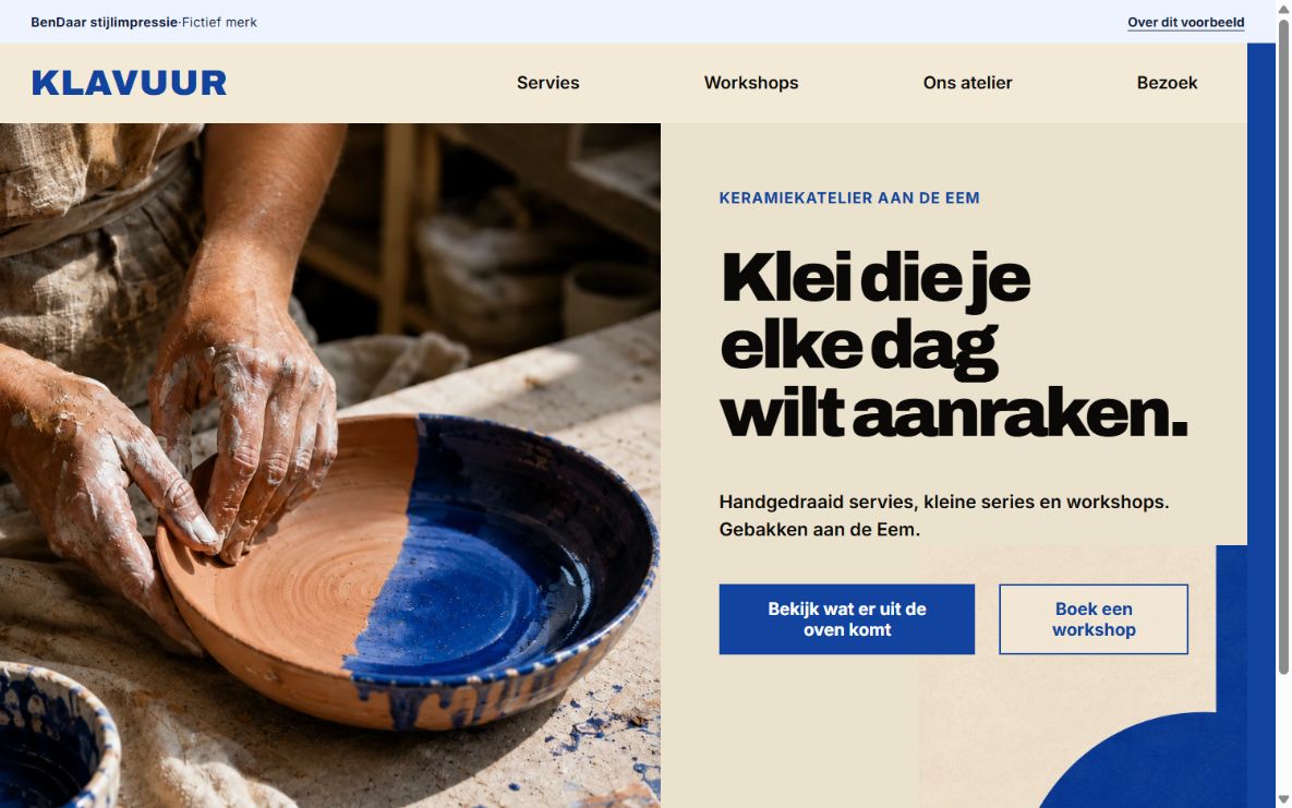 Stijlimpressie van Klavuur met een keramist, terracotta klei en kobaltblauw glazuur.