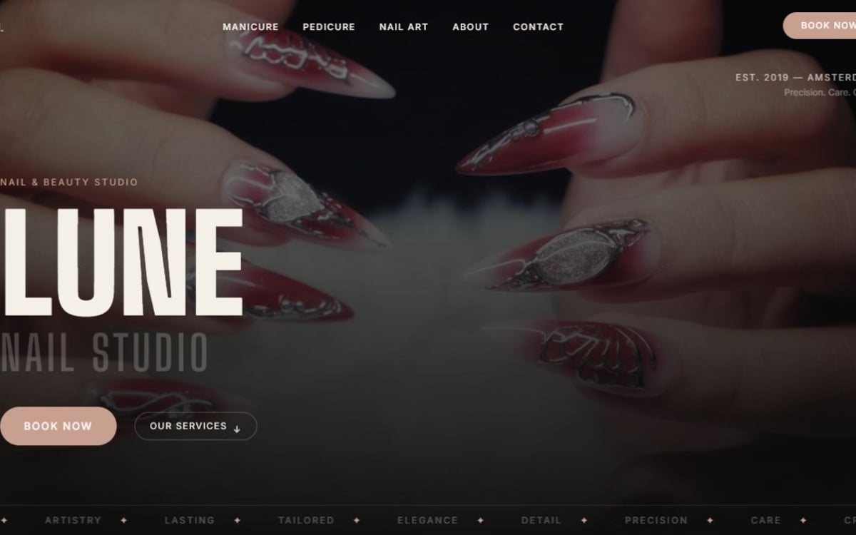 Stijlimpressie van Lune Nail Studio met nagelfotografie, donkere vlakken en zachtroze accenten.